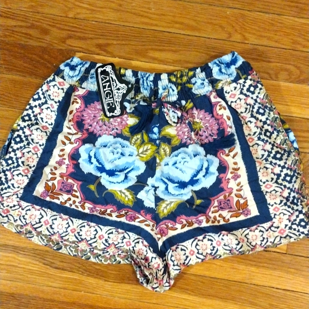 💜5/$25💜 NWT Angie Size Med Shorts